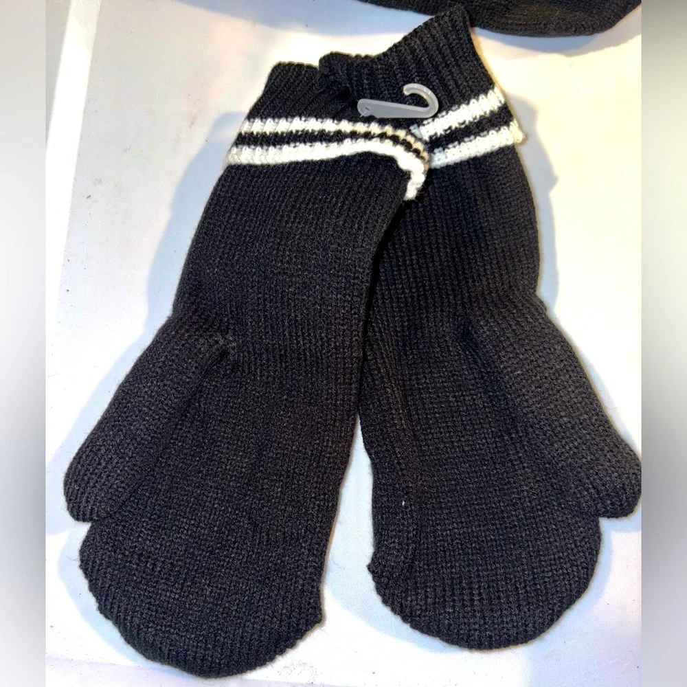 🧤🆕🧤Varsity Black and White Unisex Mittens-2 Pair